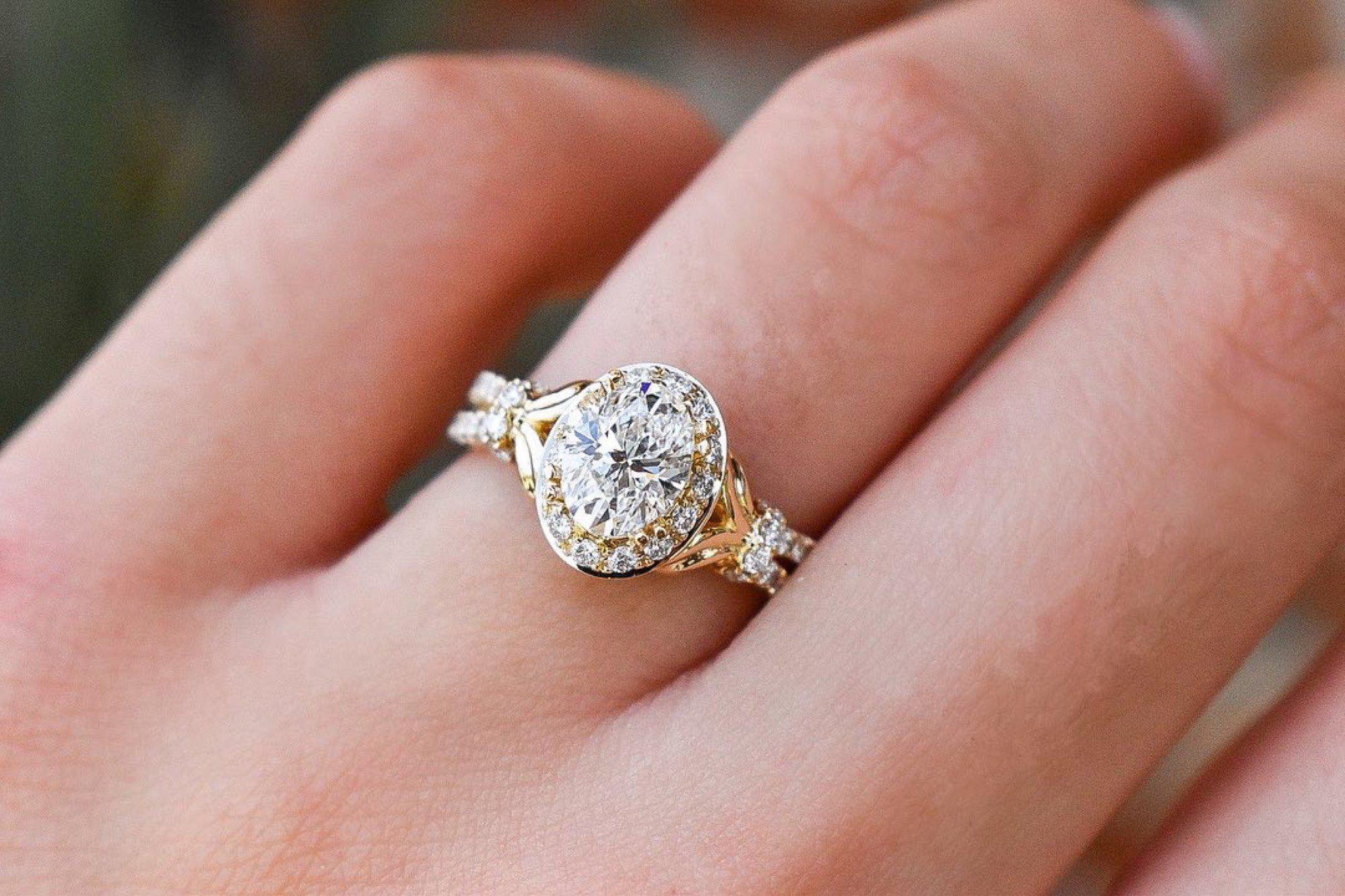 Round Diamond Oval Halo Engagement Ring Luckey's Jewelers